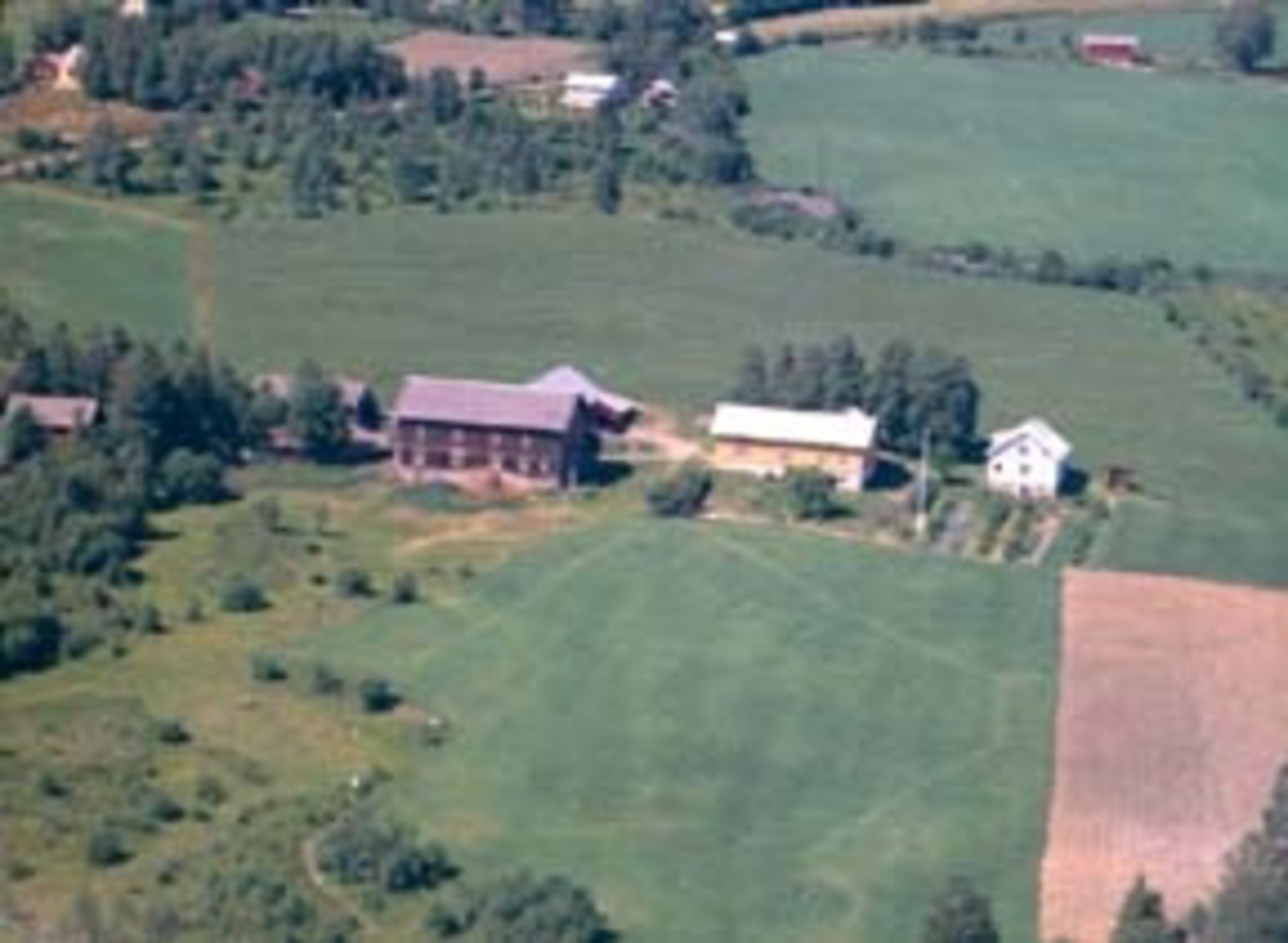 Widerøes Flyveselskap A/S, Flyfoto av Stensli gård, Furnes, Ringsaker.