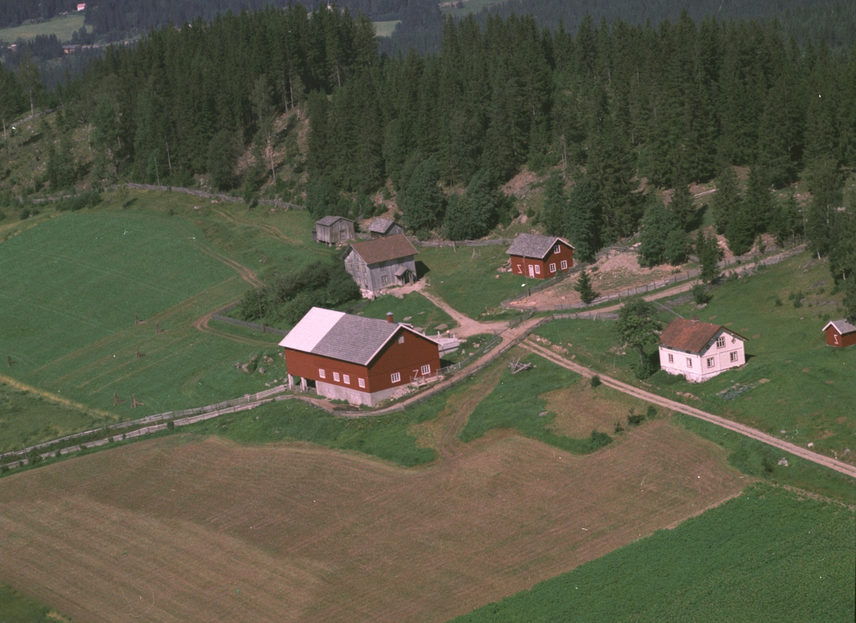 Widerøes Flyveselskap A/S, Flyfoto av Syljuåsen gard, Brøttum, Ringsaker.