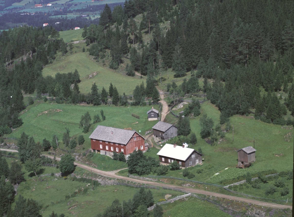 Widerøes Flyveselskap A/S, Flyfoto av Kløvstad nordre, Brøttum, Ringsaker.