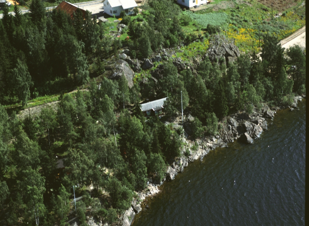 Widerøes Flyveselskap A/S, Flyfota av hytte ved Mjøsa, Ring, Ringsaker.