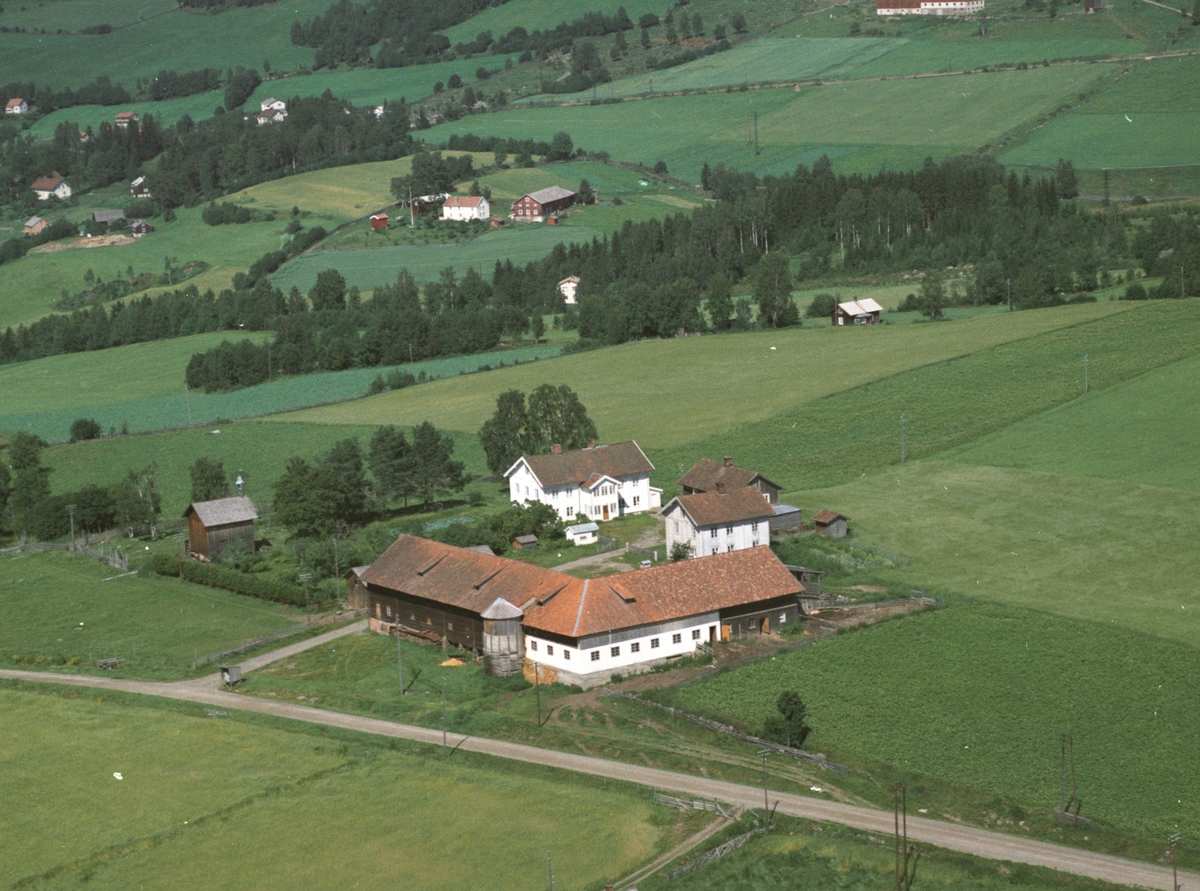 Widerøes Flyveselskap A/S, Flyfoto av Alm øvre, Brøttum, Ringsaker.