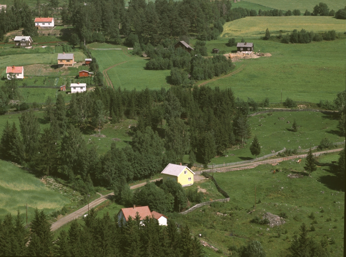 Widerøes Flyveselskap A/S, Man ser her noen av boligene langs det som i dag heter Kløvstadhøgdvegen (nærmest kameraet) og Brøttumsvegen (litt bak.) Eiendommen helt fremst heter Solstad, og den litt bak og til høyre Vårhaug. Brøttum, flyfoto.