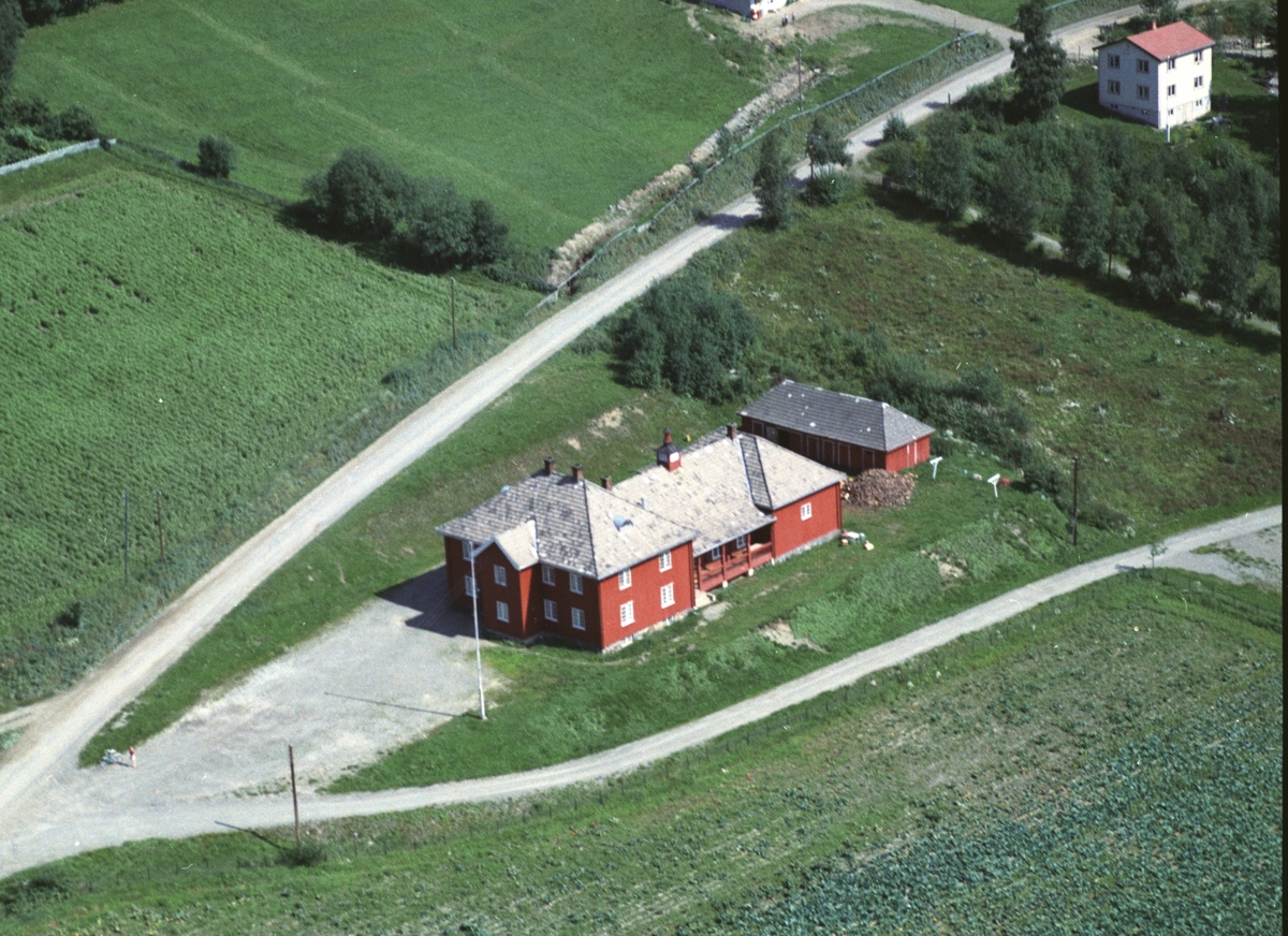 Widerøes Flyveselskap A/S, Flyfoto, Bøndernes Hus, Brøttum, Ringsaker.