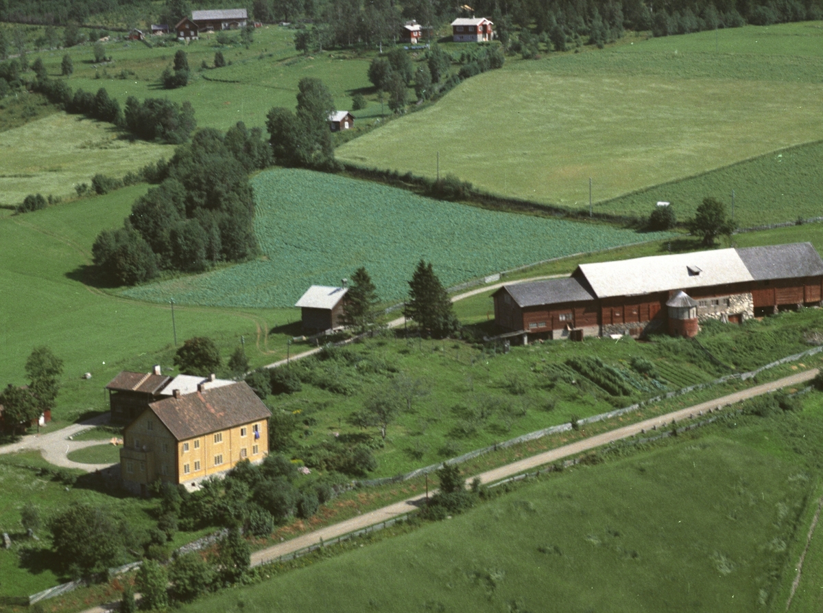 Widerøes Flyveselskap A/S, Flyfoto, Alm nedre, Brøttum, Ringsaker.
