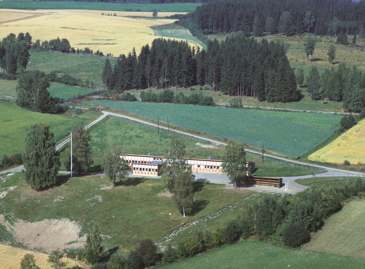 Widerøes Flyveselskap A/S, Flyfoto av Fredheim nye skole, Ringsaker.