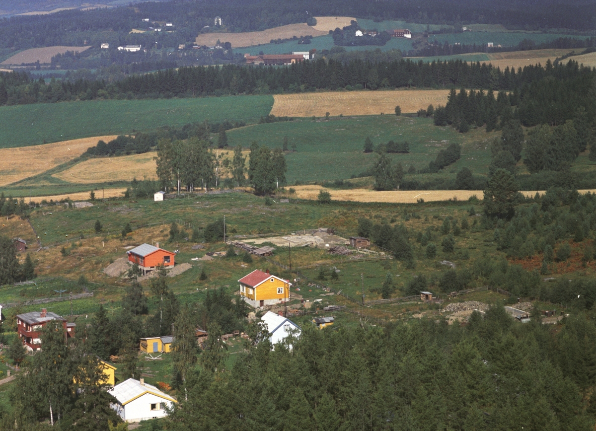 Widerøes Flyveselskap A/S, Flyfoto, Vinju, bebyggelse langs Ringsakervegen ovenfor Krokvik gard, Ringsaker.