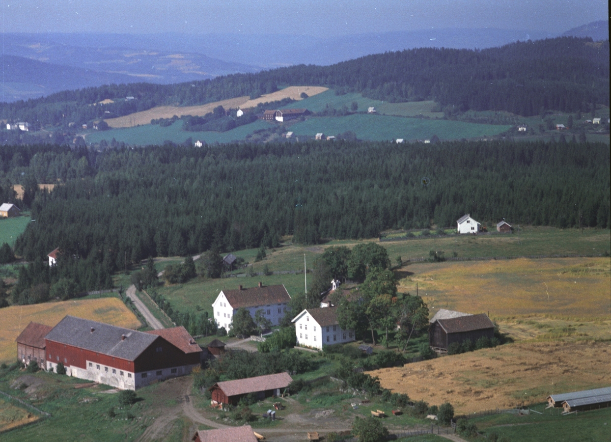 Widerøes Flyveselskap A/S, Flyfoto, Hjelmstad gard, Åshøgda, Ringsaker.