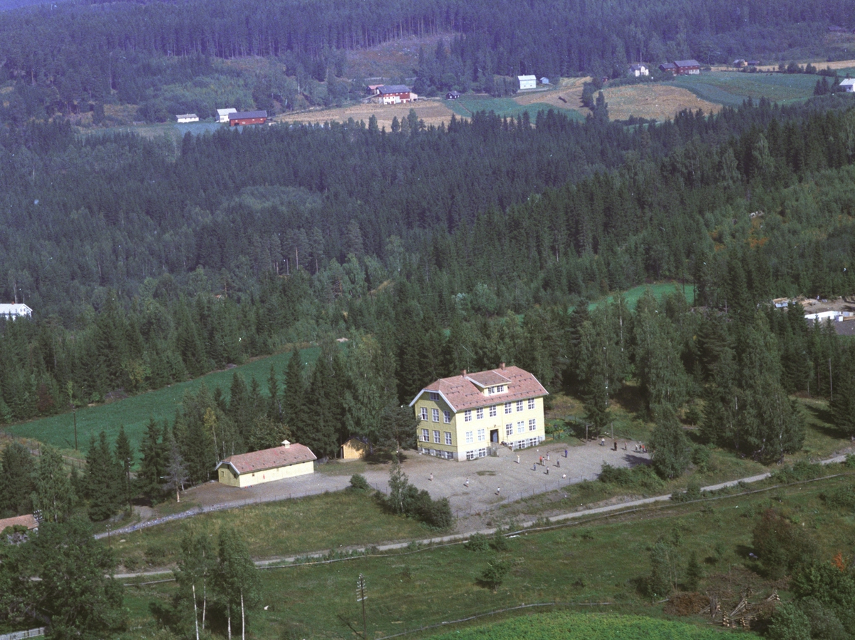 Widerøes Flyveselskap A/S, Flyfoto av Skarpsno skole, Moelv, Ringsaker.