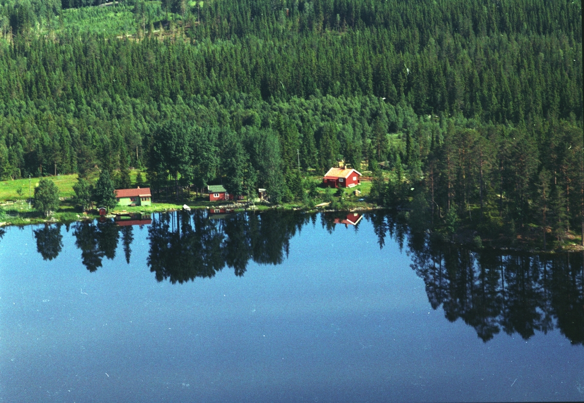 Widerøes Flyveselskap A/S, Flyfoto, hytter ved Nord-Mesna, Mesnalia, Ringsaker.