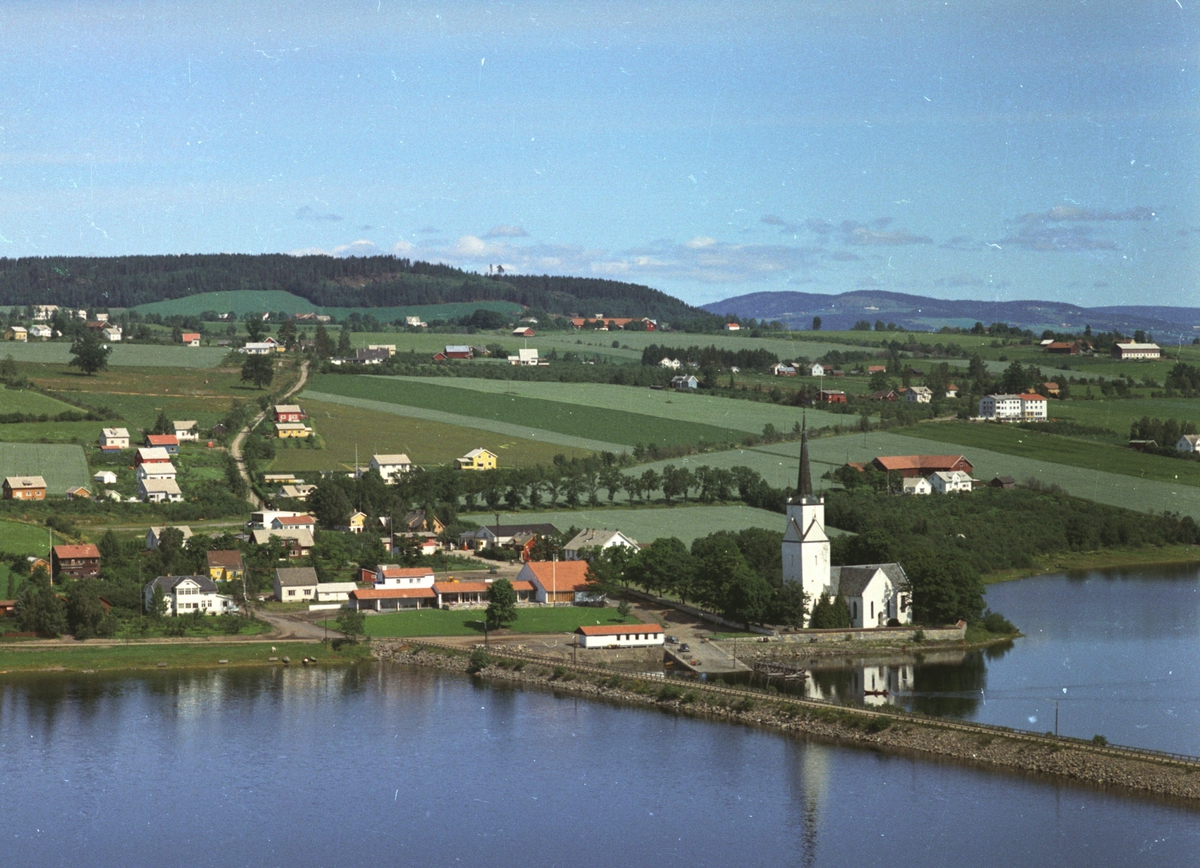 Widerøes Flyveselskap A/S, Flyfoto av Tingnes med bebyggelse, Nes Kirke, Nes, Hedmark.