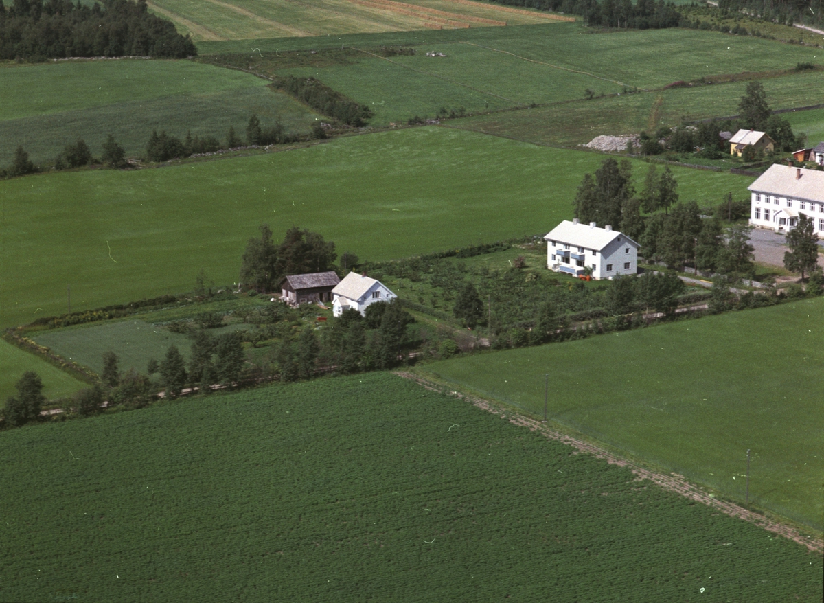 Widerøes Flyveselskap A/S, Flyfoto, landbruk, skole, Årengen før riving og gjennoppbygging, lærerboligen, Nes, Hedmark.