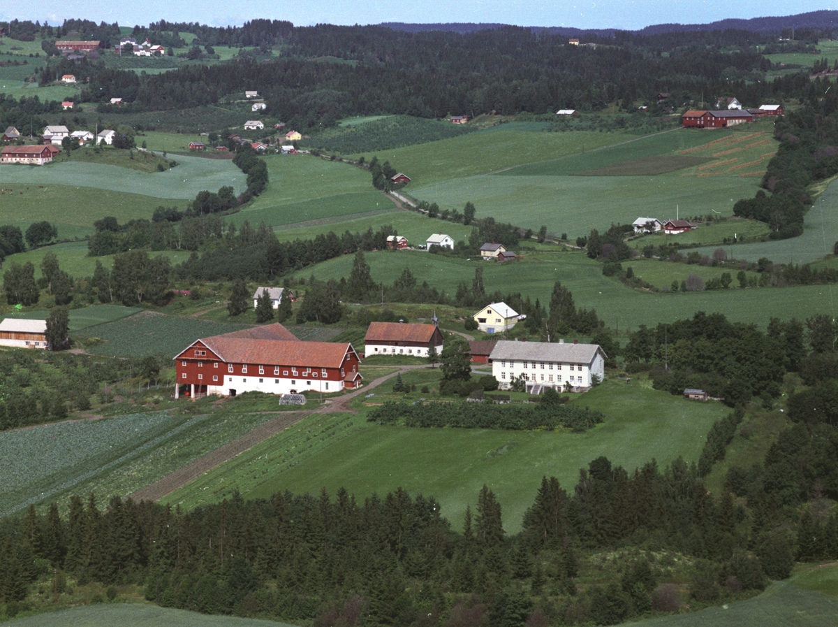 Widerøes Flyveselskap A/S, Flyfoto, gardsbruk, Fossum, Nes, Hedmark.