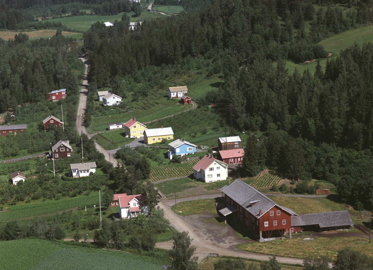 Widerøes Flyveselskap A/S, Flyfoto, Nes Frørenseri, boliger, renseriroa, Stavsjø, Nes, Hedmark. Renseribygningen brant ned i 1963.