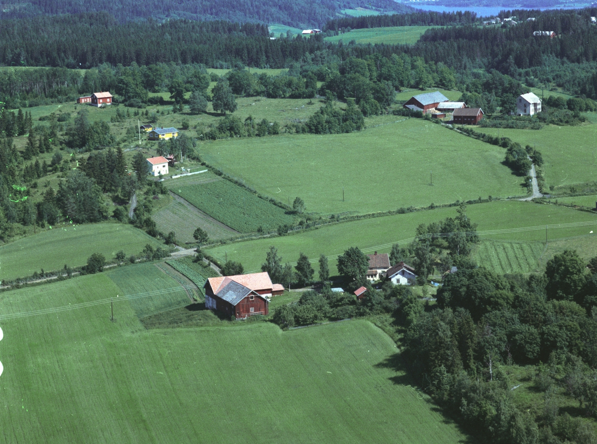 Widerøes Flyveselskap A/S, Flyfoto av Huse nedre, Stavsjø, Hedmark.