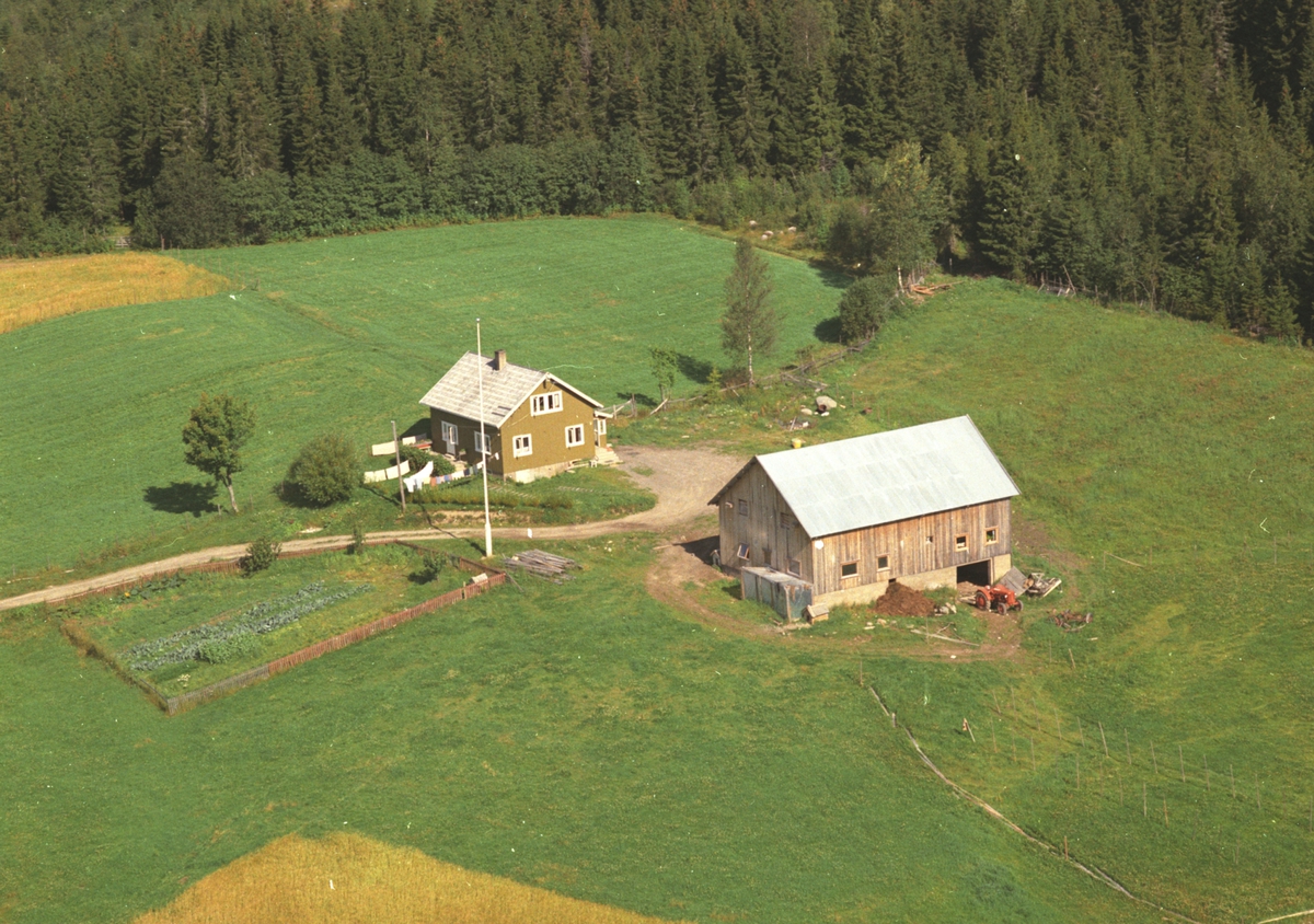 Widerøes Flyveselskap A/S, Flyfoto, Lierbakken, Veldre, Ringsaker.