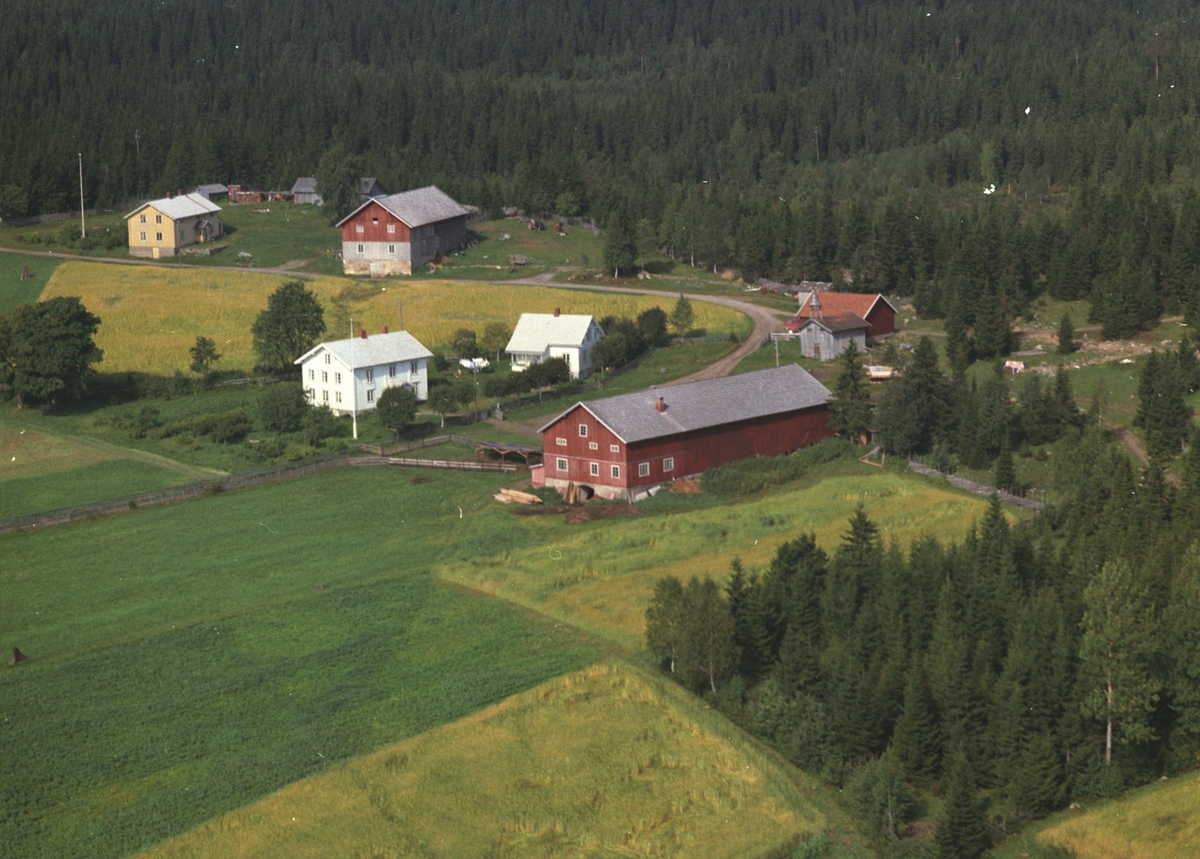 Widerøes Flyveselskap A/S, Flyfoto, Skaugen gård og Krogstie gård i Veldre, Ringsaker.