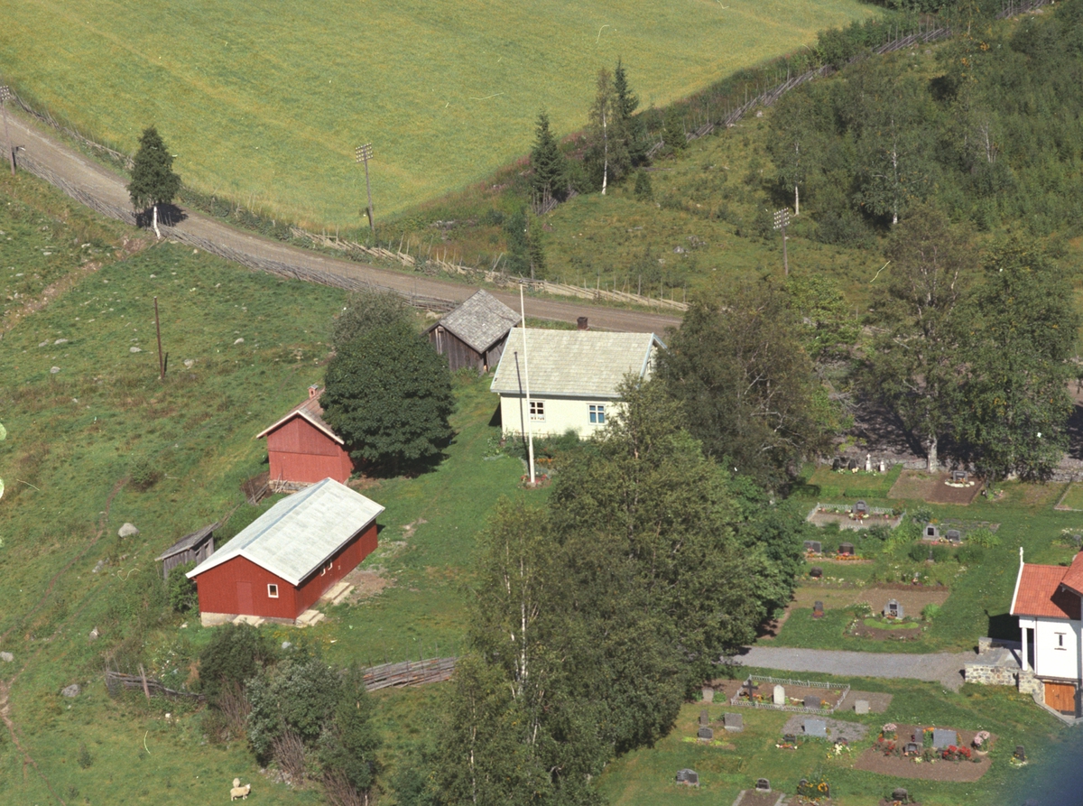 Widerøes Flyveselskap A/S, Flyfoto av Kirkestuen ved Åsmarka kirke. Kirkegården.