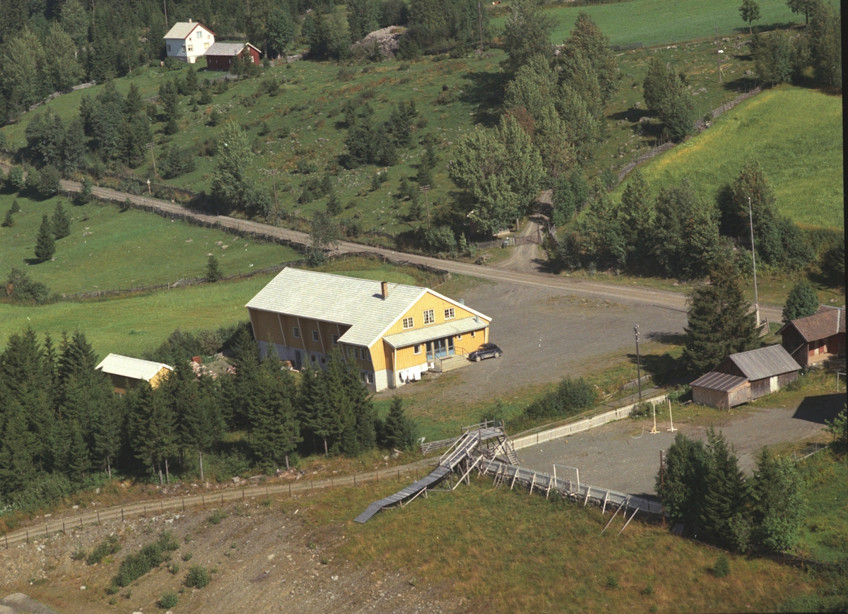 Widerøes Flyveselskap A/S, Flyfoto, Åsmarka Samfunnshus (Åsheim), Ringsaker.