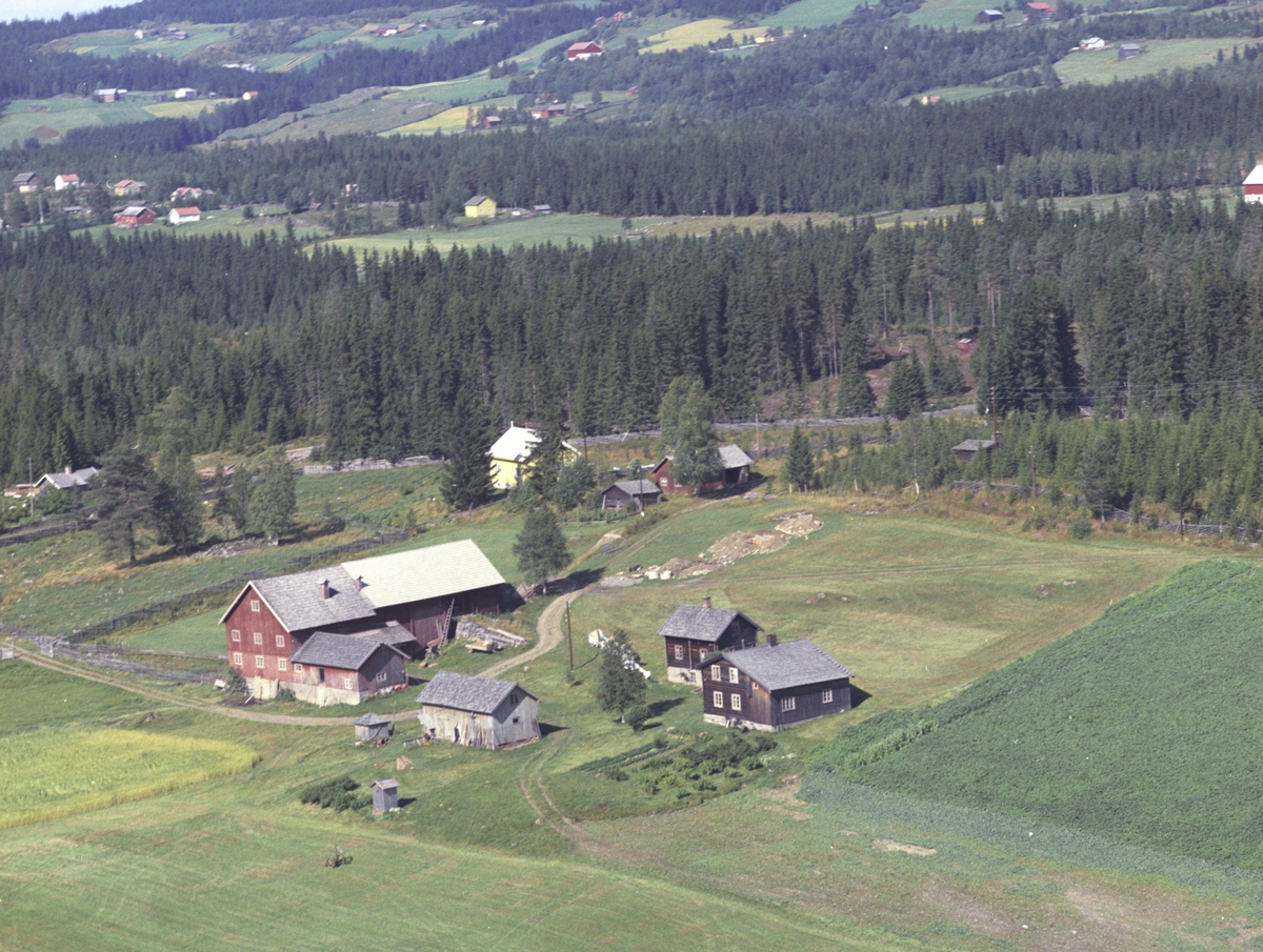 Widerøes Flyveselskap A/S, Vestre Grasbakken, g.nr. 453.1. Med utsikt over "halve" Lismarka. Gardene i øvre del av bildet er fra v.: Bjørnsrud, Markrud, Kallykkja, Lisengen, Nordlien og Midtlien. Flyfoto, Lismarka.
