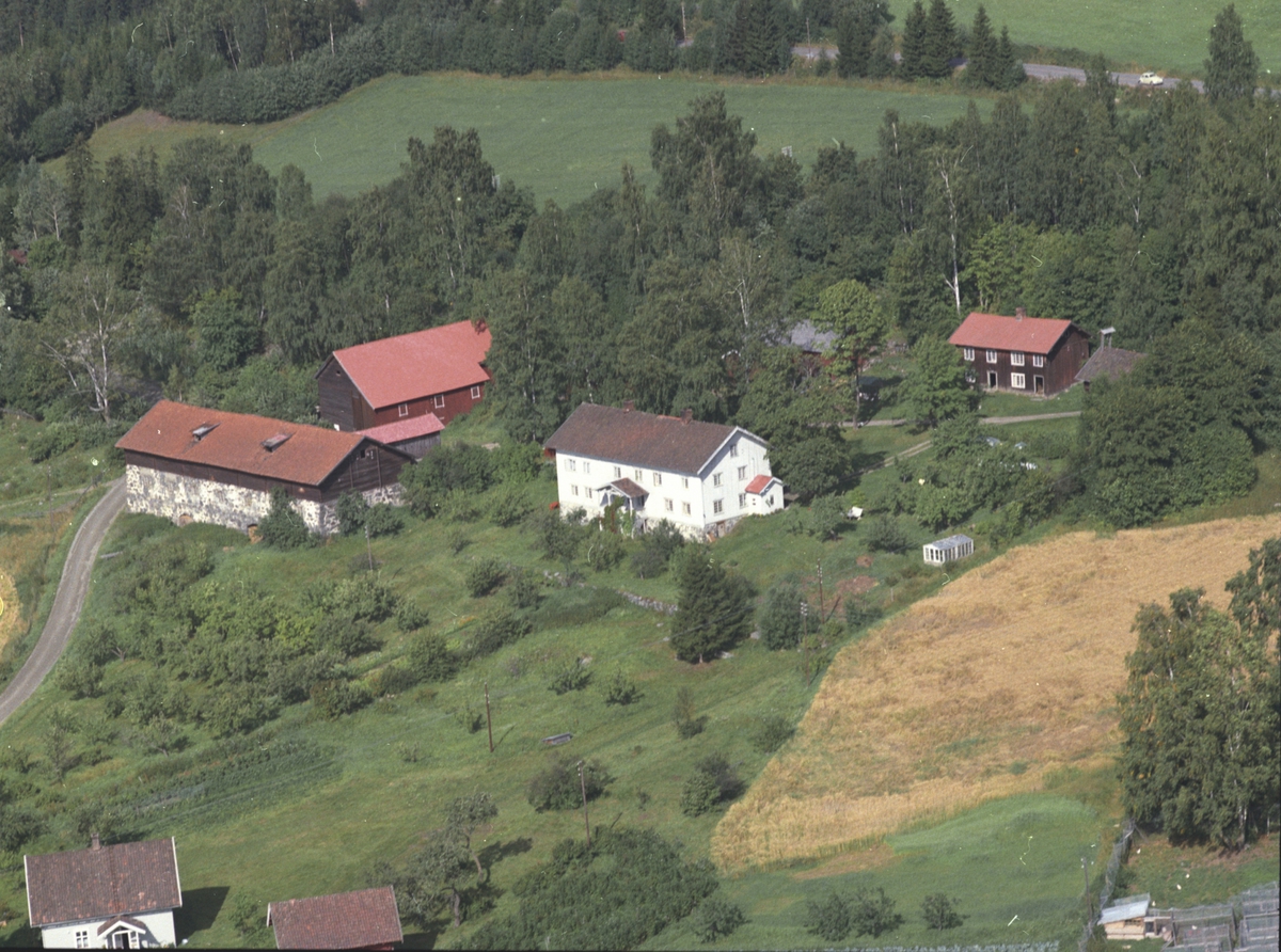 Widerøes Flyveselskap A/S, Flyfoto, Bergseng gard, Brøttum, Ringsaker.