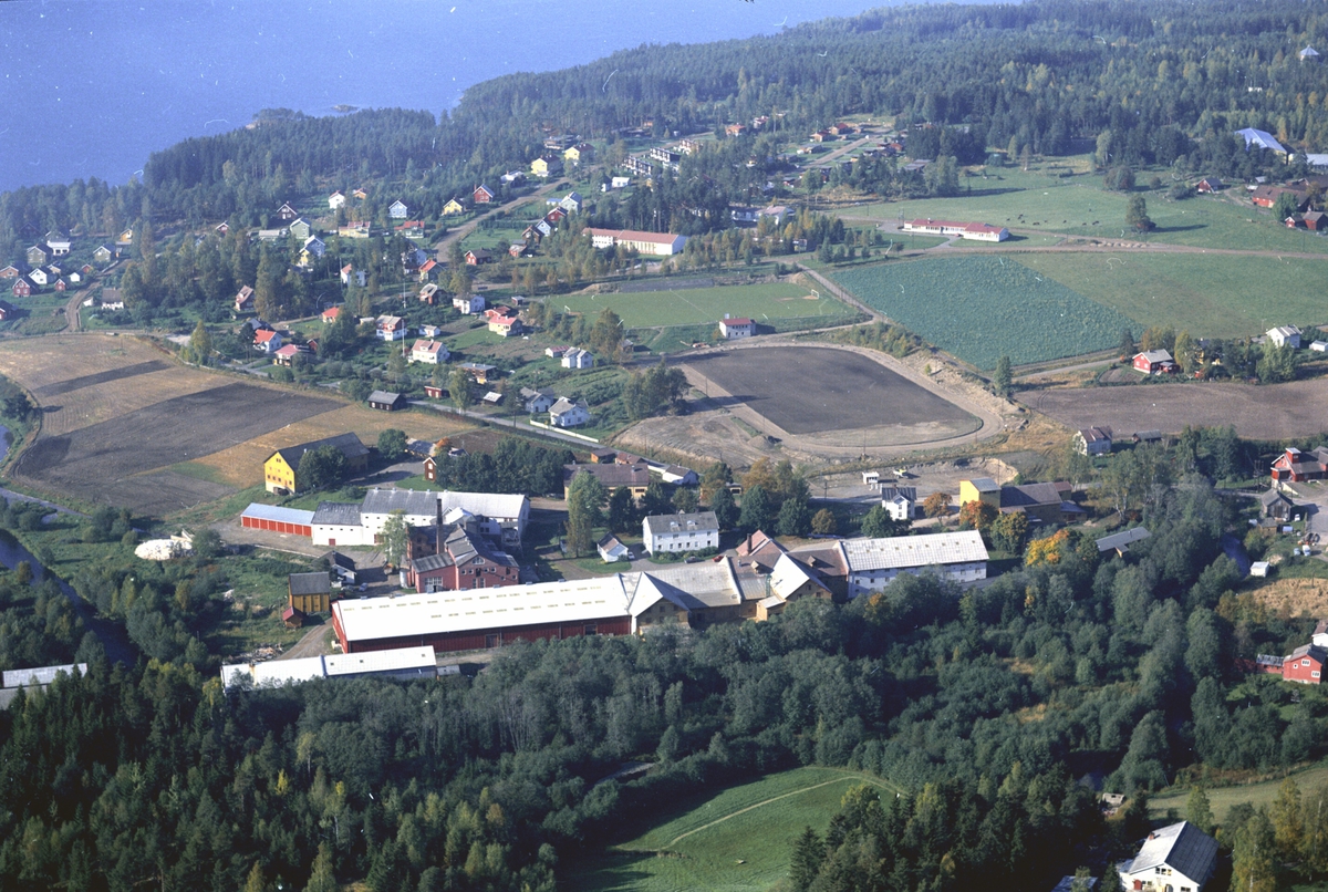Widerøes Flyveselskap A/S, Flyfoto, Strand brenneri, bebyggelsen ved idrettsparken, Moskogen, Moelv, Ringsaker.