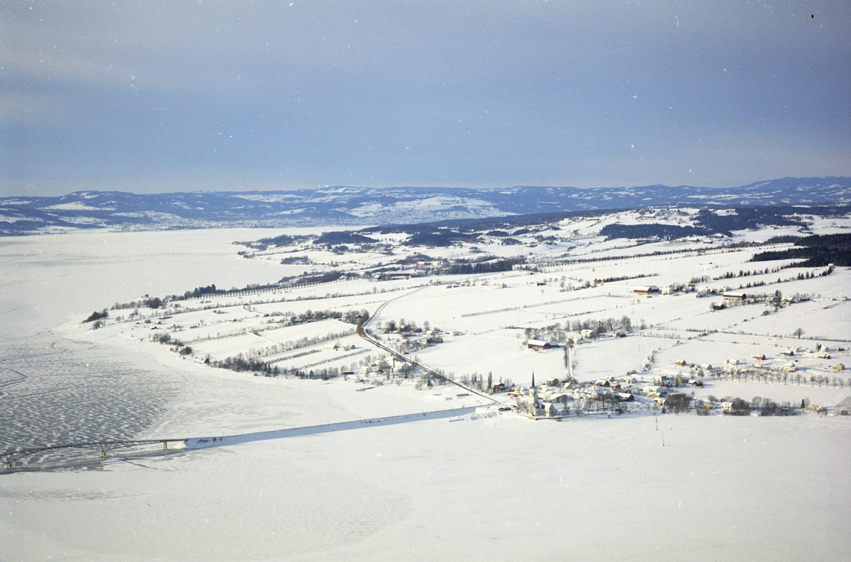 Widerøes Flyveselskap A/S, Flyfoto, Tingnes, vinter, Nessundet bru, is på Mjøsa, Nes, Hedmark.