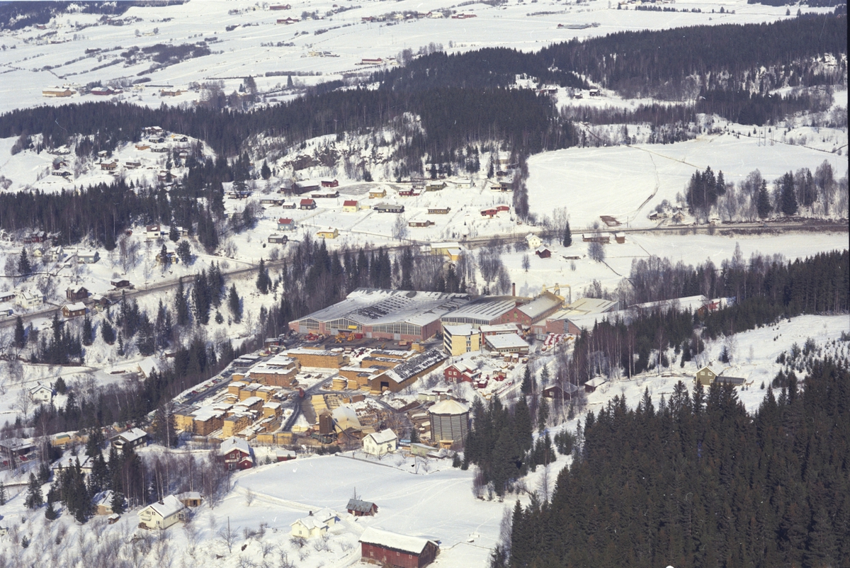 Widerøes Flyveselskap A/S, Flyfoto, vinter, Molven Bruk A/S, Moelv, Ringsaker.