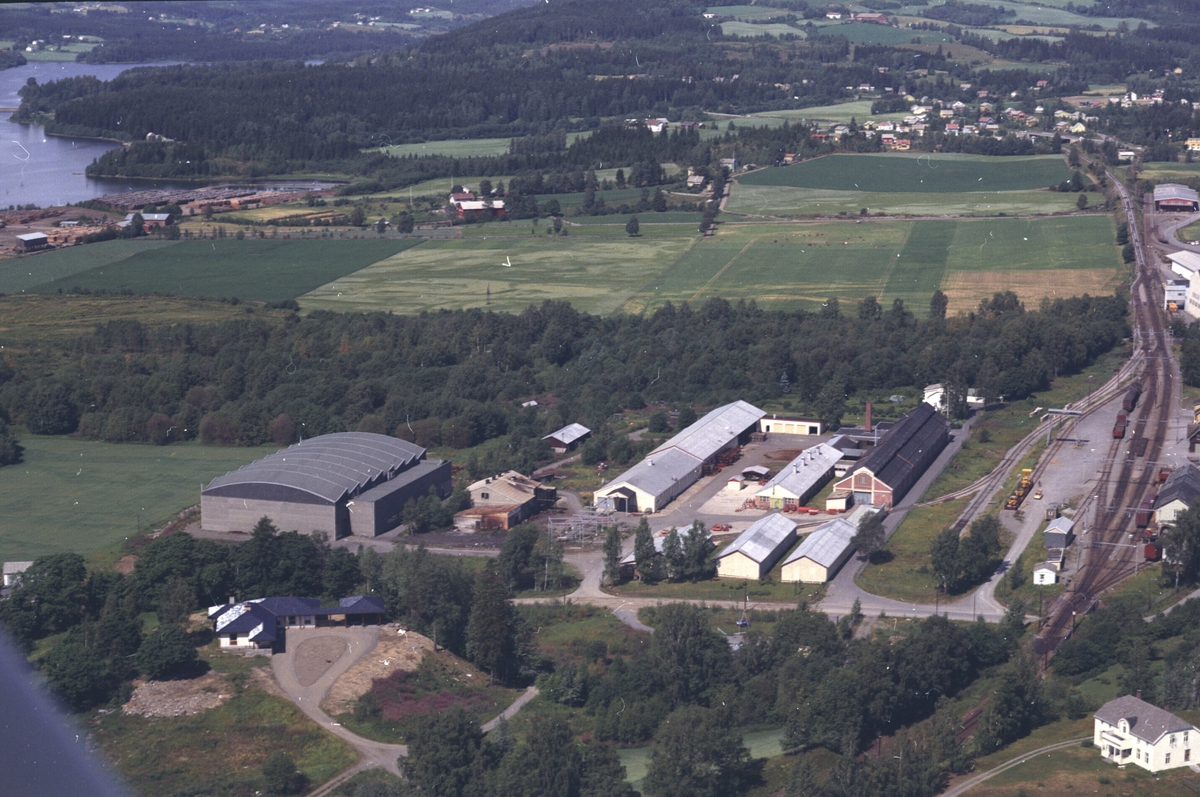 Widerøes Flyveselskap A/S, Flyfoto, Globus Maskifabrikk A/S, Brumunddal, Ringsaker.
