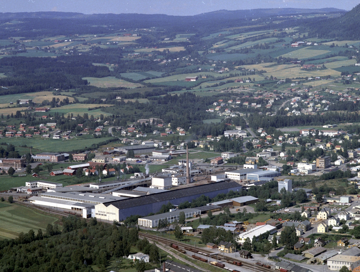 Widerøes Flyveselskap A/S, Flyfoto, Berger Langmoen A/S, Brumunddal, Ringsaker.