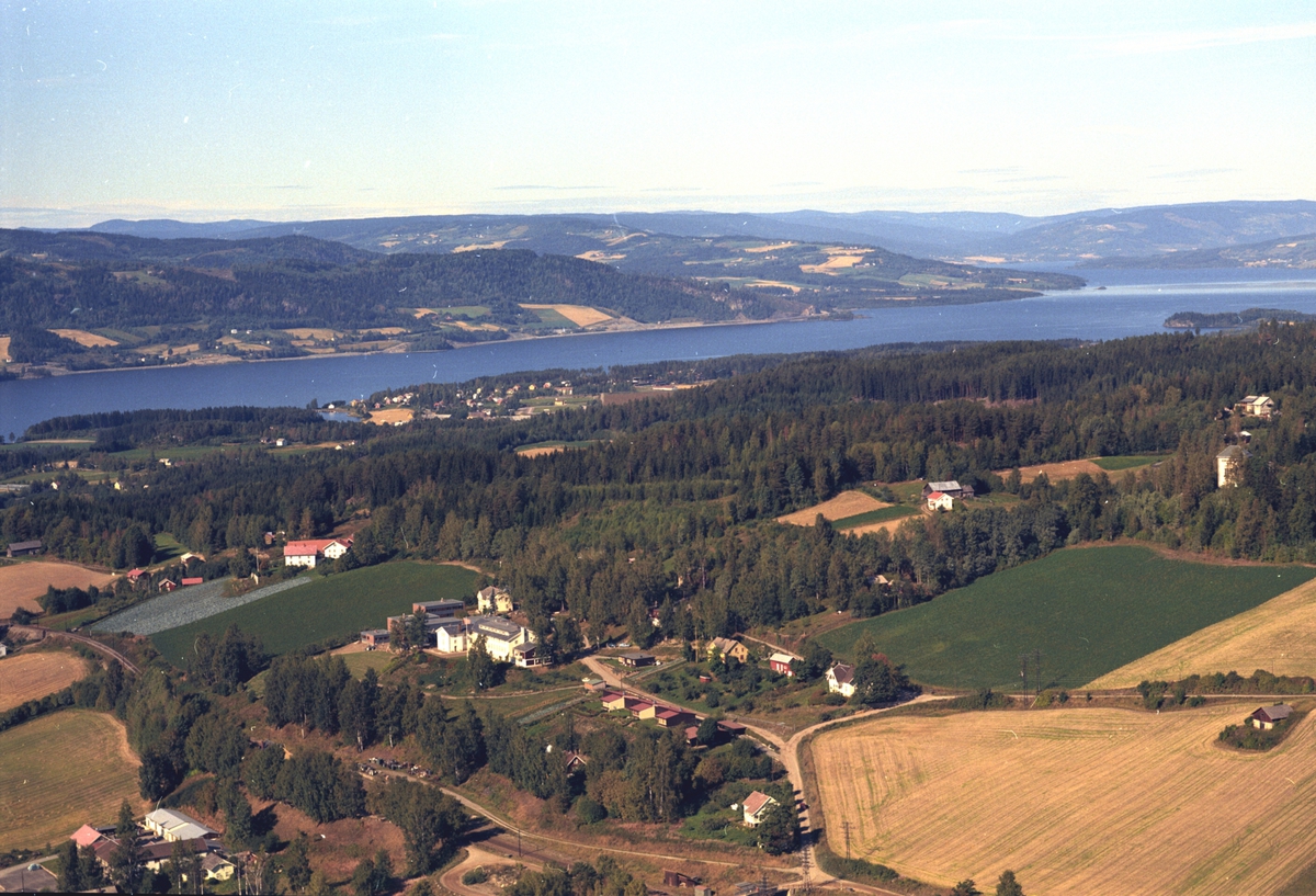 Widerøes Flyveselskap A/S, Flyfoto, bebyggelse ved Ringsaker Folkehøgskole, Mjøsa, Biri, Ring i bakgrunnen.