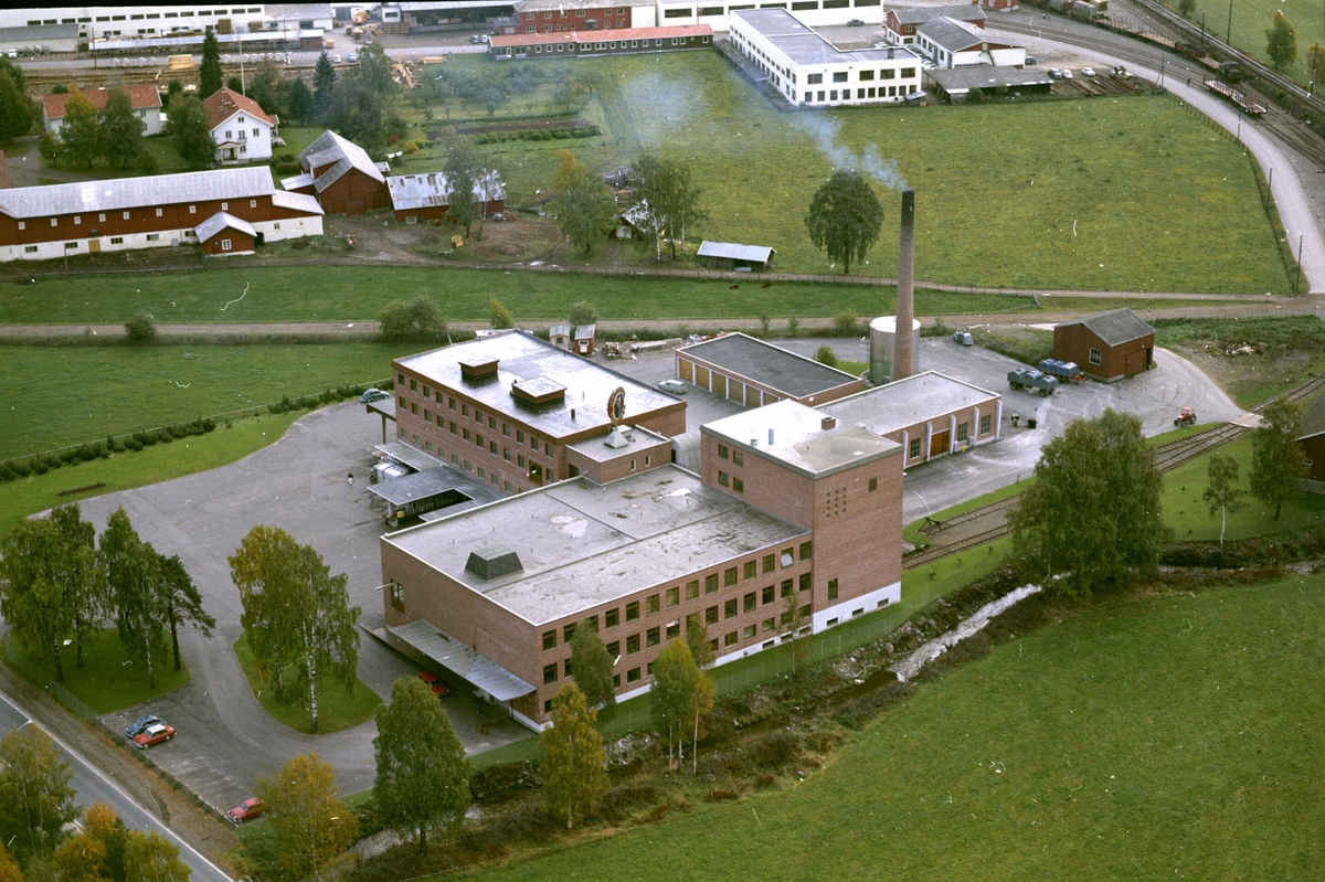 Widerøes Flyveselskap A/S, Flyfoto, Hedmark tørrmelk, Brumunddal, Ringsaker.