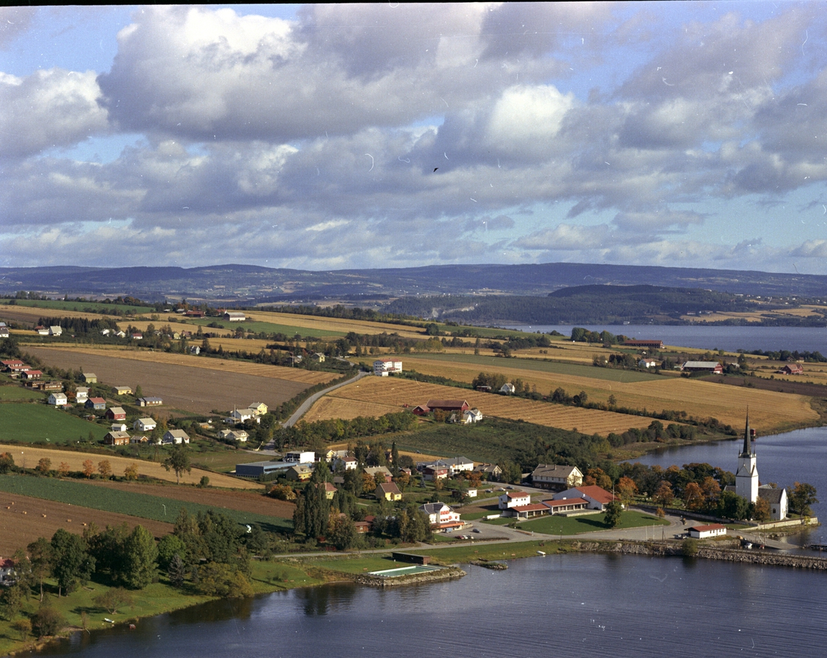 Widerøes Flyveselskap A/S, Flyfoto, Tingnes, kafe, Nes kirke, basseng, boliger, Mjøsa, brygge, Nes, Hedmark.