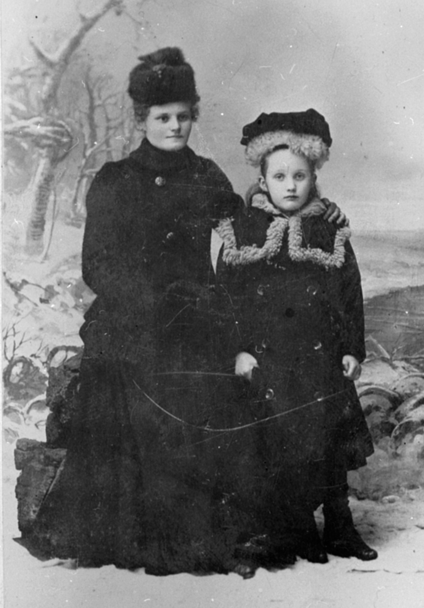Anno Domkirkeodden, Pauline Pedersen født 06. 01. 1880, søster Emma Pedersen født 23. 03. 1888, Slåttsveen under Gålås nedre, Furnes, Ringsaker.