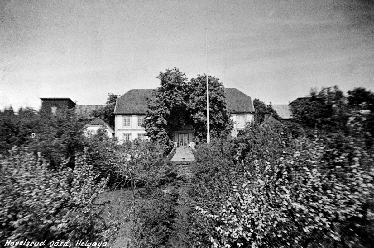 Anno Domkirkeodden, Hovedbygningen på Hovelsrud, Helgøya. Fra hagen.