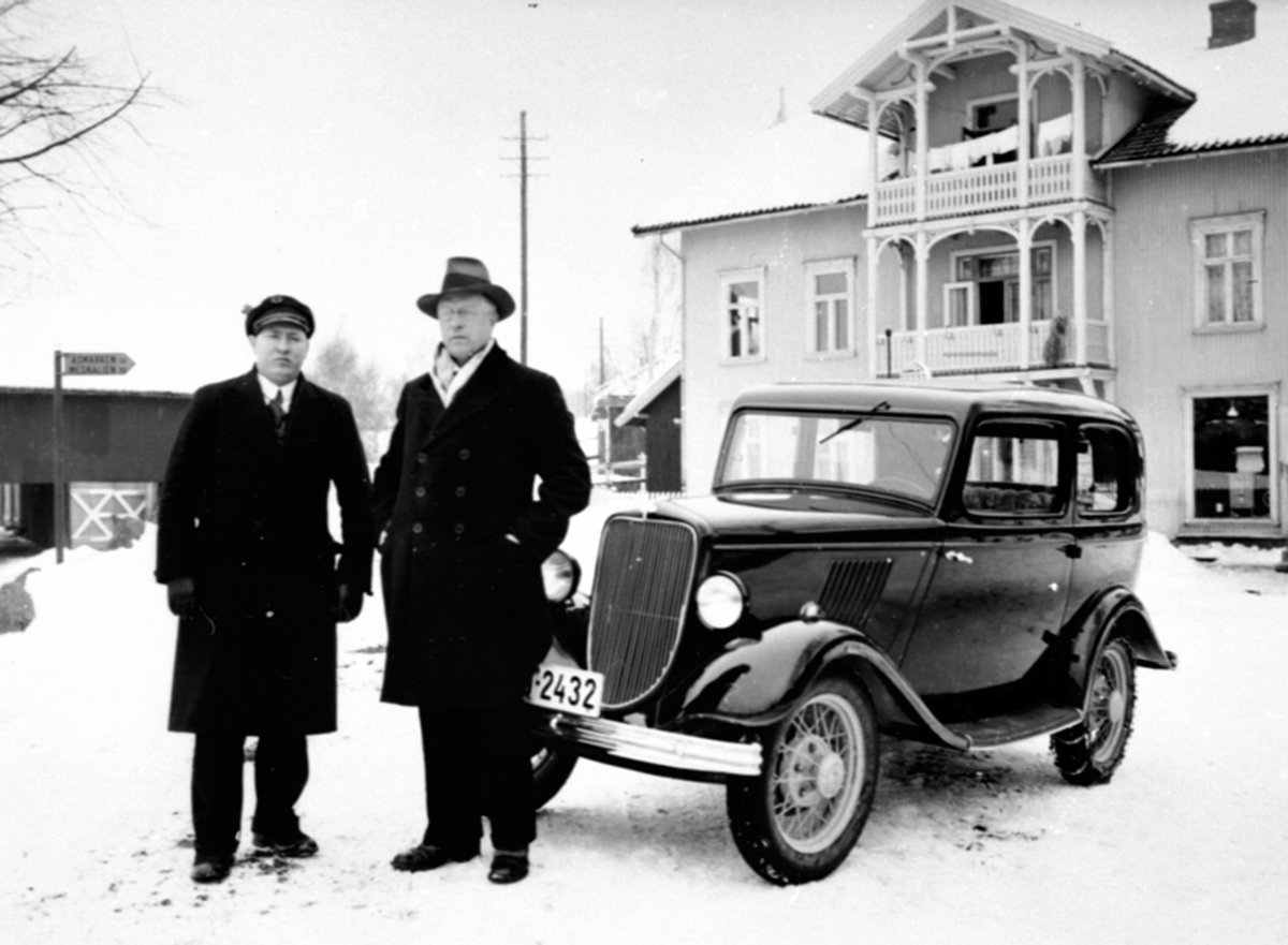 Anno Domkirkeodden, 2 menn foran Moelv elektro, bil med nummer D-2432. Ford Junior (modell Y) 1933, eier av D-2432 i Norges Bilbok 1935: Inspektør E. Røed, Hamar.
