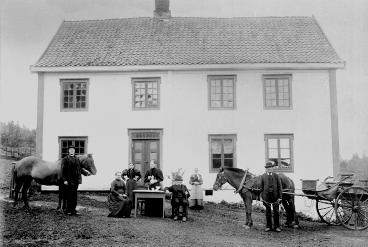 Anno Domkirkeodden, Eksteriør, Kylstad store (østre), 7 personer foran huset, Kylstad lille, hovedbygningen, Furnes, Ringsaker.