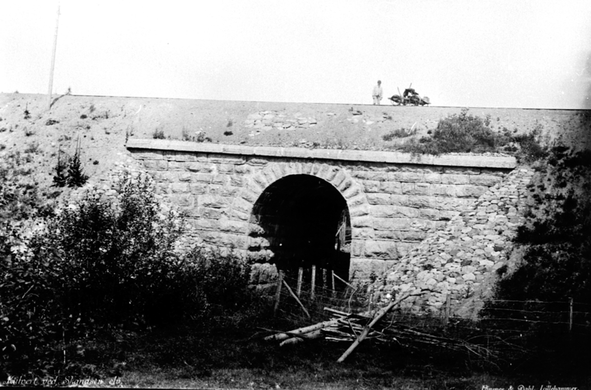Anno Domkirkeodden, Jernbaneutbygging. Bru over over elv, kulvert ved Skandsen elv, Brumunddal. Mann med dresin på jernbanesporet over brua.