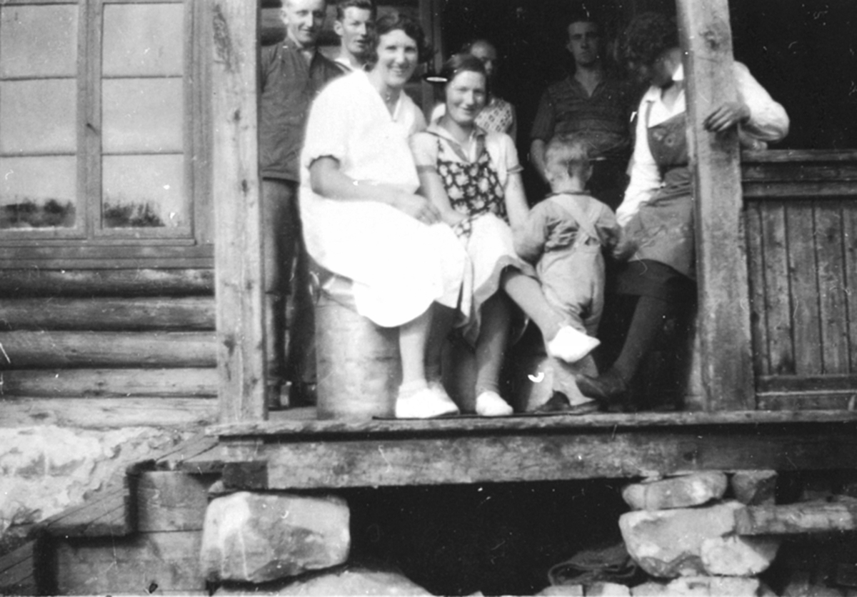 Anno Domkirkeodden, Sigurd Hovland, Johannes Haug. Bak er sveiser Kåre Fårårsveen, maskinist Trygve Vesteraas. Foran er Petra Hagen, Gudrun Hovland, Sverre Hovland, Anne Kjøs. Olshølen seter i Åstadalen der Mellom-Kise hadde seter allerede i 1669.