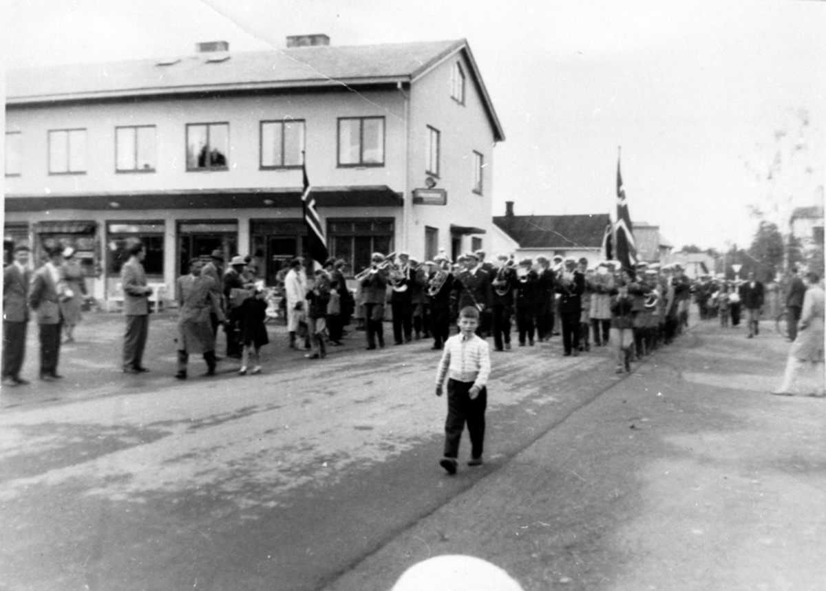 Anno Domkirkeodden, 17. maitog med musikkorps, Industrigata forbi City, Brumunddal.
