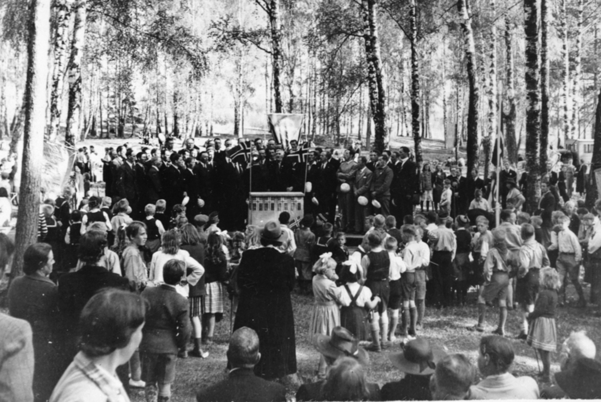 Anno Domkirkeodden, Brumunddal Arbeidersangkor, 17.mai feiring i Husebyparken, Brumunddal.