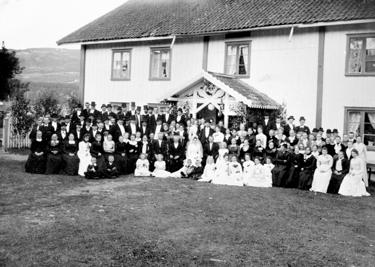 Anno Domkirkeodden, Stor gruppe bryllupsgjester på Granerud gard, Veldre, Ringsaker. Brudeparet er Martha Pedersdatter Granerud f.1880 og Axel Anstensen Dobloug f.1877. Til venstre for bruden er hennes far Peder Thoresen Granerud, nummer 2 foran fra venstre er Martin H. Haave.