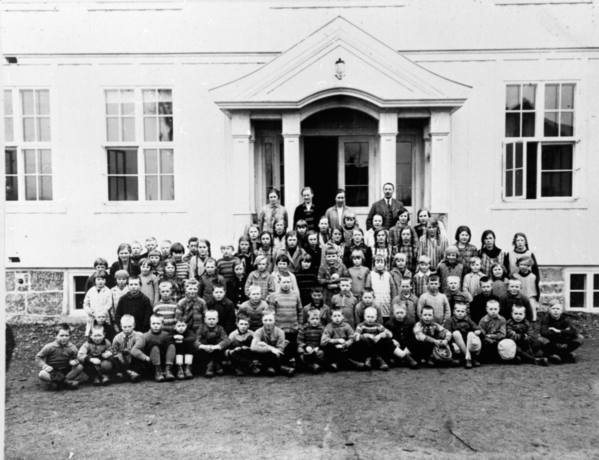 Anno Domkirkeodden, Elever og lærere ved Mørkved skole, Brumunddal. Fra venstre er Mildrid Sandvold, Pauline Bjøntegård, Agnes Apeland, Nils Nyhus. Inngangspartiet i -29 bygget.