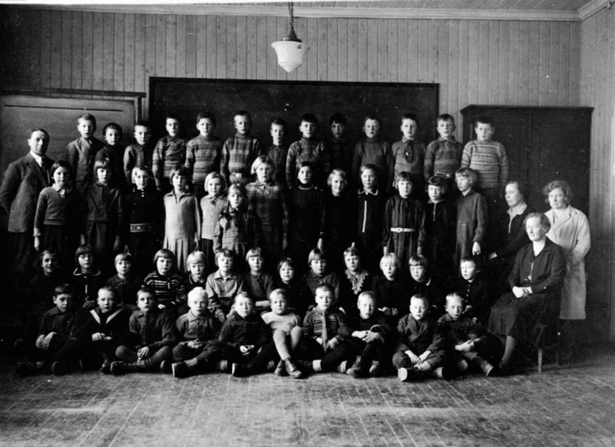 Anno Domkirkeodden, Elever og lærere ved Mørkved skole, Brumunddal. Lærere er Nils Nyhus, Agnes Apeland, Bjøntegård.