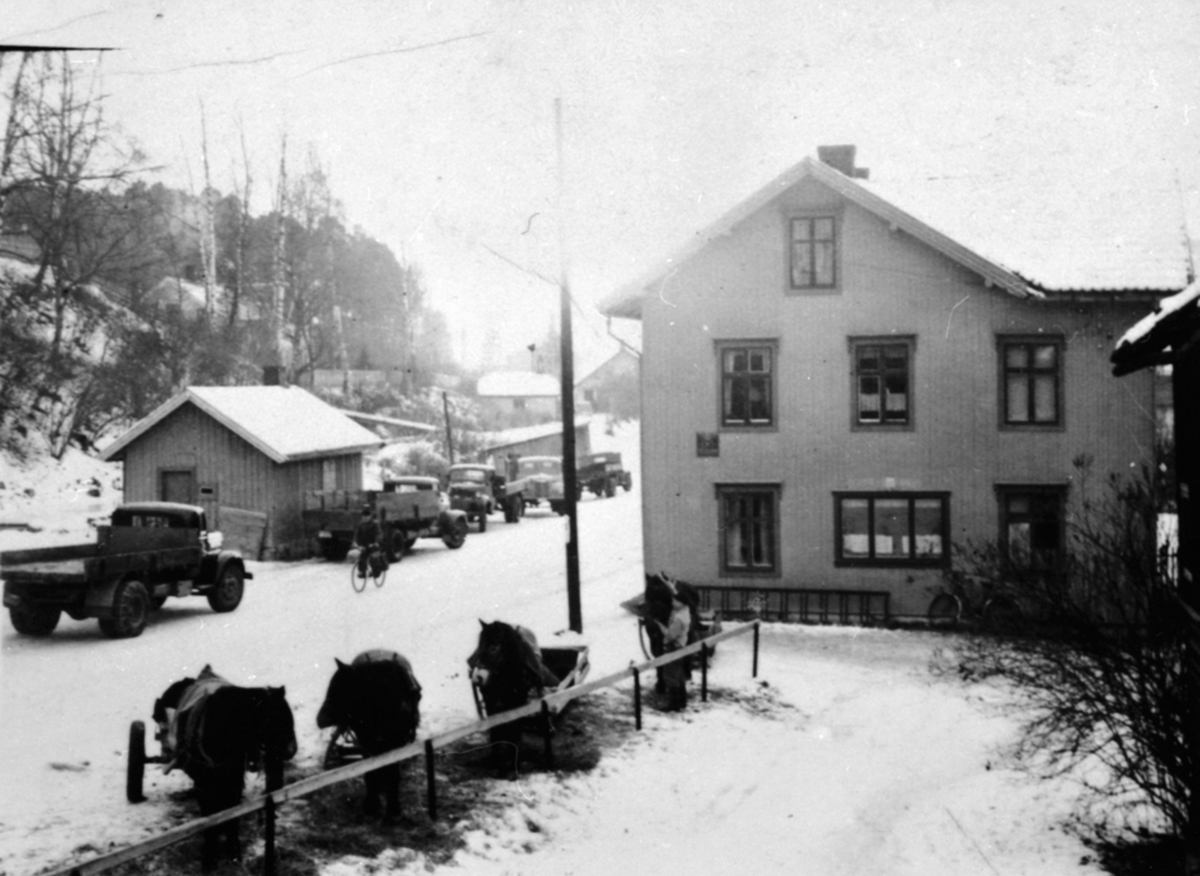 Anno Domkirkeodden, Eksteriør, Dal. Kafe Jevanord i Gamlegata, Brumunddal. Lastebiler og hester. Vaskehuset til venstre.