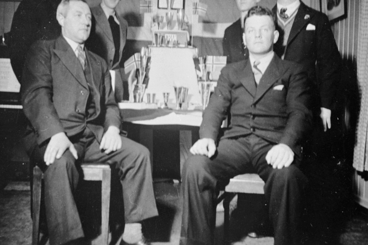 Anno Domkirkeodden, Idrettsutøvere med pokaler, 50-års jubileum, Brumunddal Idrettslag, skigruppa.