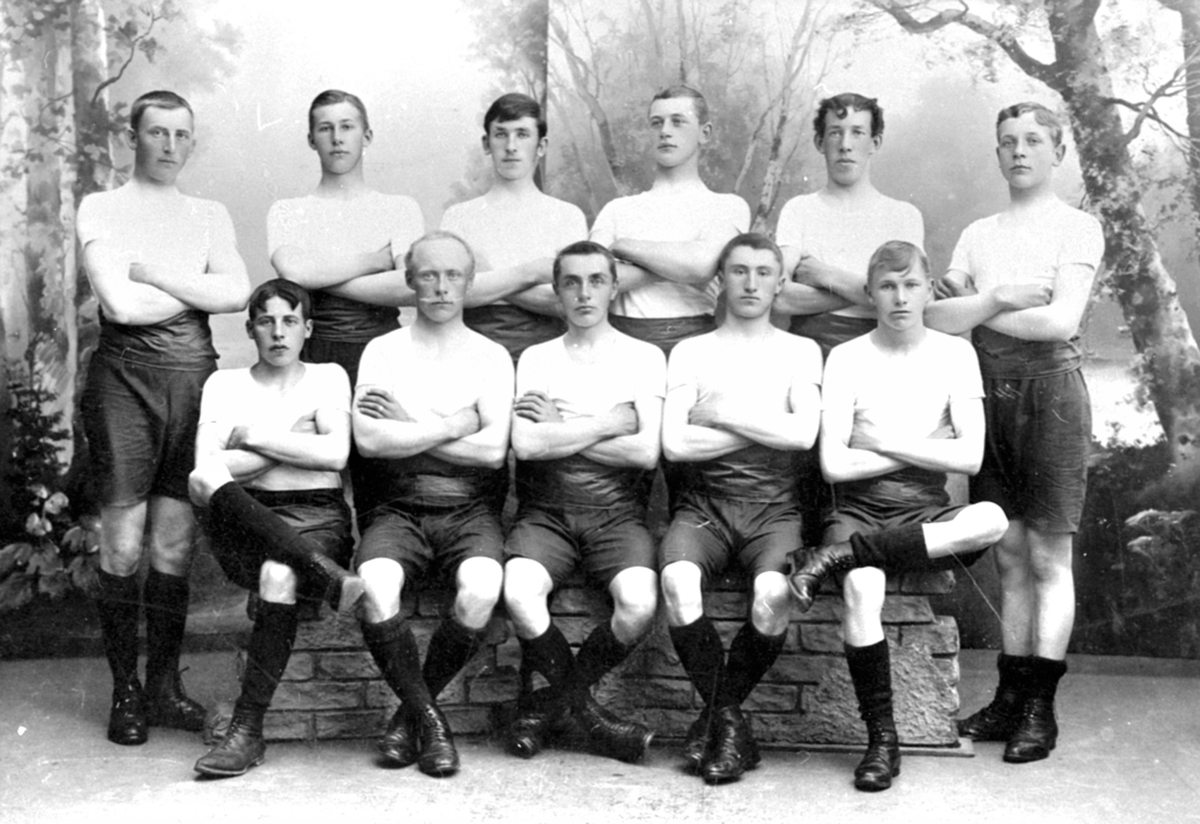 Anno Domkirkeodden, Fram fotballag 1907, Brumunddal. Foran f. v. Hans Bakke, telegrafist Borgen, handelsbetjent Jensen, Ole Myhr og Ole Sandberg. Bak f. v. Hans Ødegaarden, Sverre Maurud, Syverin Gustavsen, Johannes Lundby, Aksel Andersen og Knut Lundby