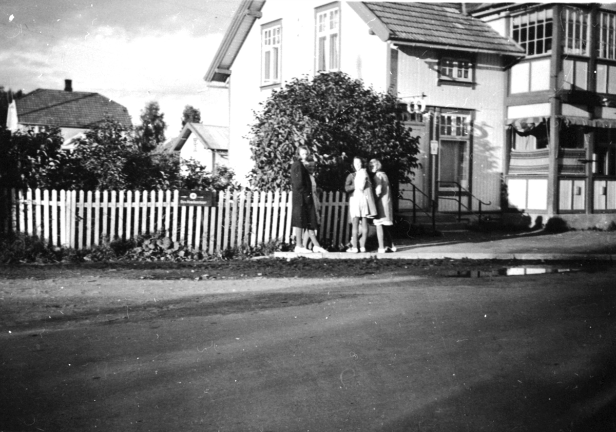 Anno Domkirkeodden, Fredheim, Ringsakervegen, Brumunddal. 3 jenter foran baker Evensen.L