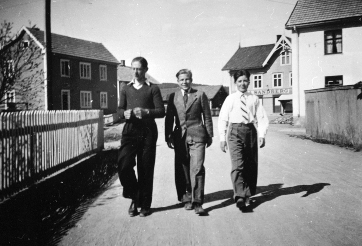 Anno Domkirkeodden, 3 gutter i Nygata, Brumunddal. Frelsesarmeen til venstre.