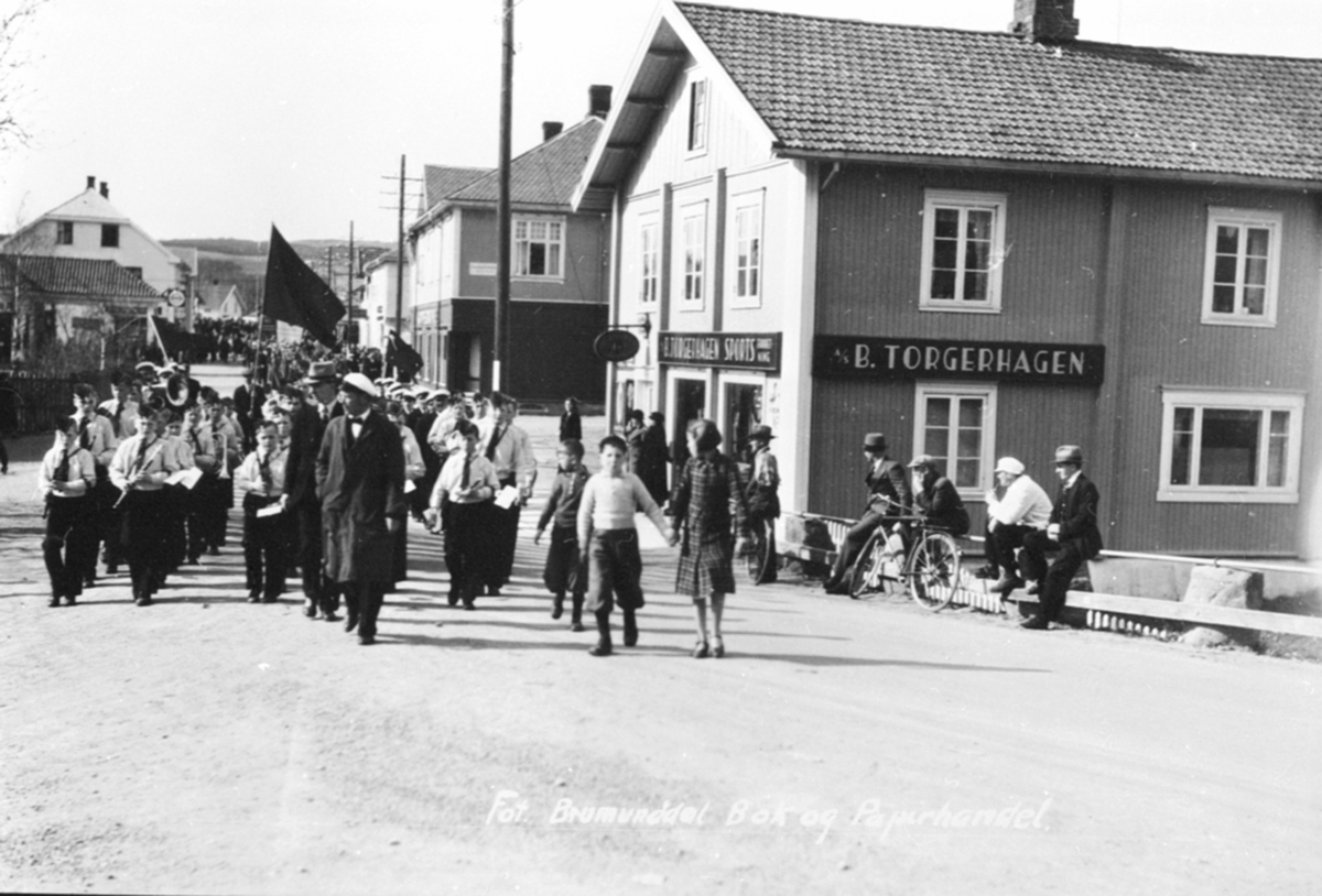 Anno Domkirkeodden, 1. maitog i Furnesvegen, Brumunddal ved Torgerhagen sport.