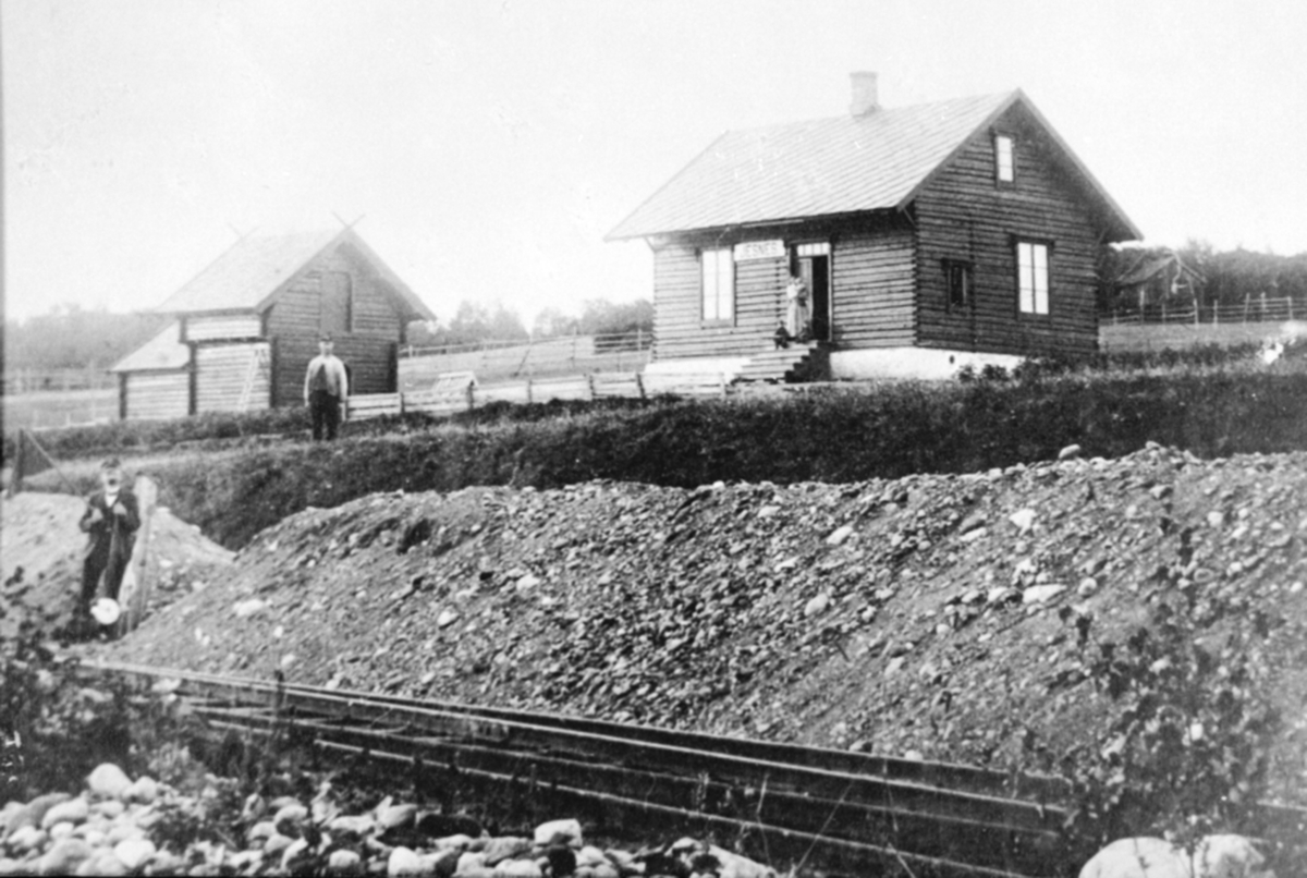 Anno Domkirkeodden, Jernbanemann ved pensen. Vokterboligen ved Jesnes jernbanestasjon med fjøs og uthus. Mor med tre barn. Jessnes, Ringsaker.